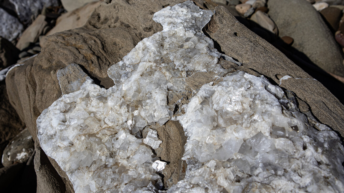 Salzkristalle am Felsenstrand