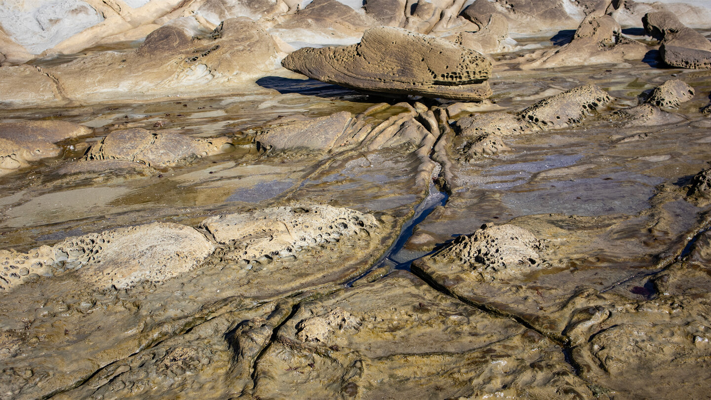 Felsenstrand mit dem durchlöcherten Gestein des Flysch del Estrecho