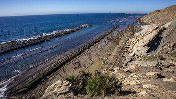 Ausblick von den Klippen auf die Linien der Felsen