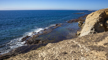 Wasserbecken auf dem Felsplateau - der Flysch entstand aus Stein und Ton
