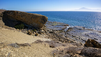 Ausblick felsiger Strand, Flysch del Estrecho und dem 851 m hohen Berg Jbel Musa in Marokko