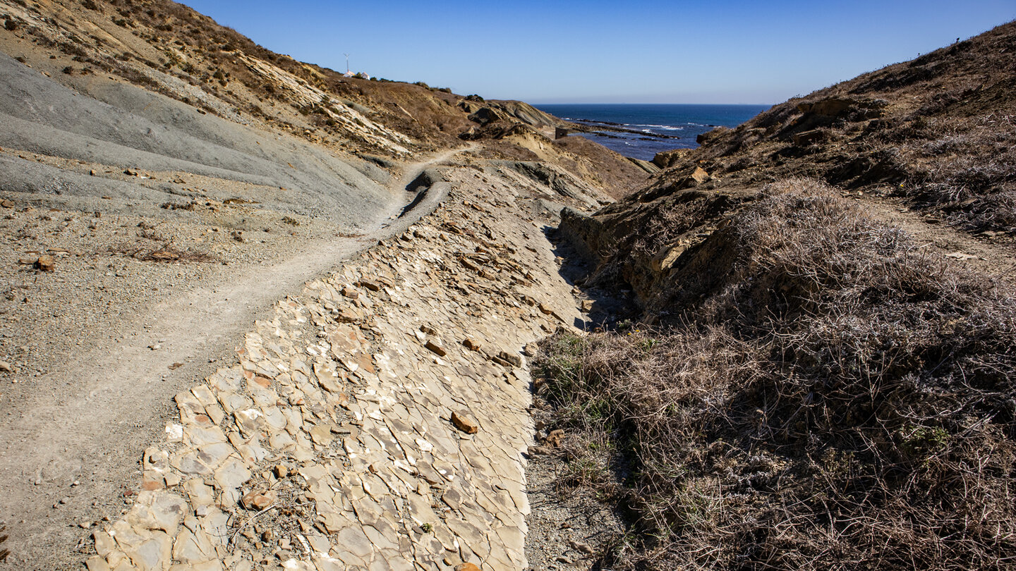 Plattenbildung am Wanderweg von Tarifa zum Wachturm Guadalmesí
