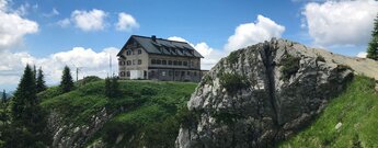das Rotwandhaus liegt am Fuß der Rotwand