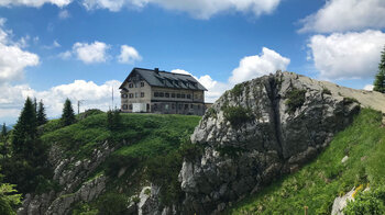 das Rotwandhaus liegt am Fuß der Rotwand