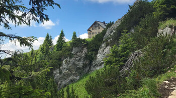 Blick vom Wanderweg zum Rotwandhaus