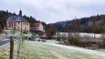 Blick auf die Wallfahrtskirche Kleinheiligkreuz bei Kleinlüder