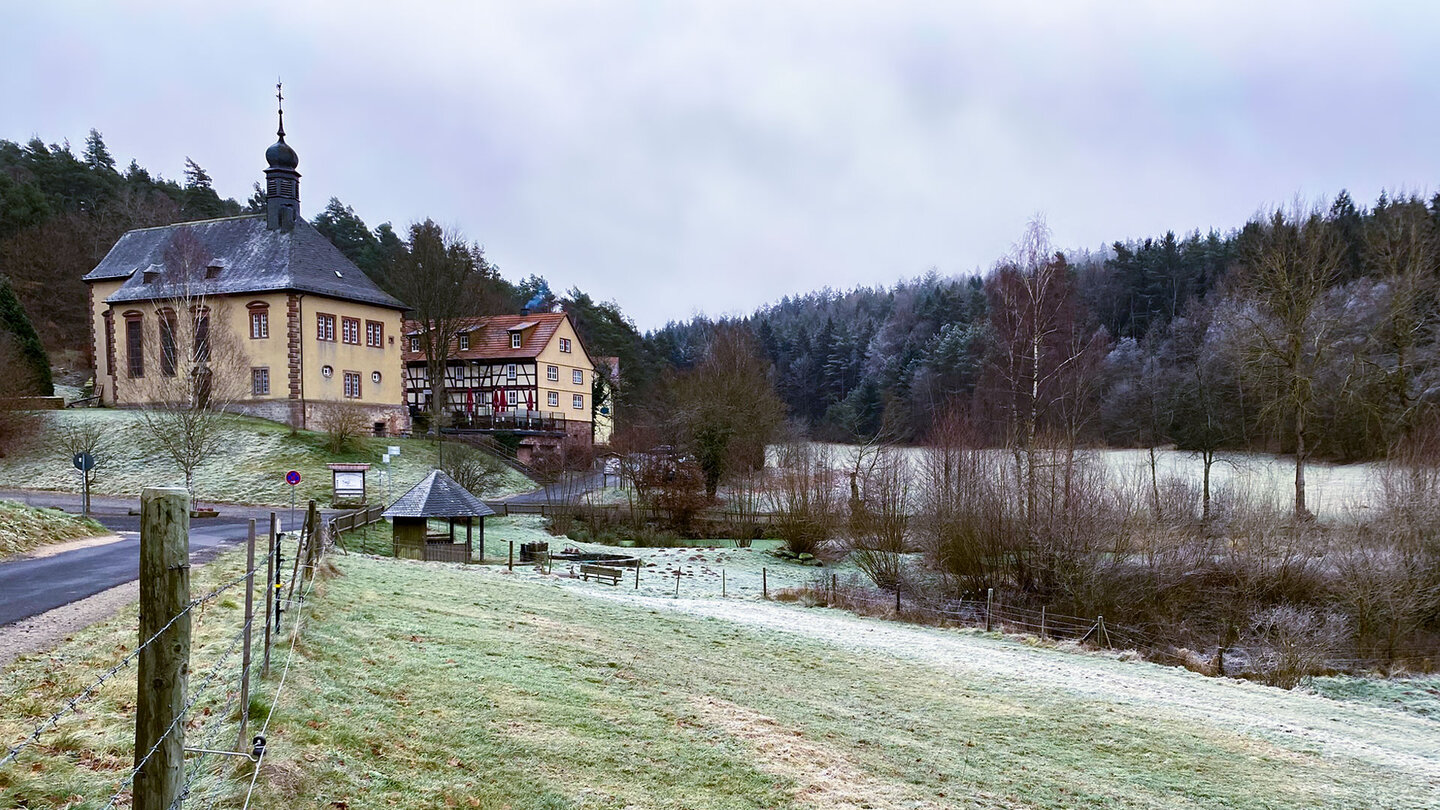 Blick auf die Wallfahrtskirche Kleinheiligkreuz bei Kleinlüder nahe dem Naturschutzgebiet Himmelsberg Blick auf die Wallfahrtskirche Kleinheiligkreuz bei Kleinlüder