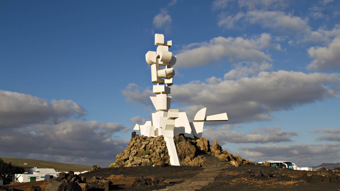 das Fruchtbarkeitsdenkmal Monumento a la Fecundidad steht vor dem Museum Monumento al Campesino in der Gemeinde San Bartolome das Fruchtbarkeitsdenkmal Monumento a la Fecundidad steht vor dem Museum Monumento al Campesino in der Gemeinde San Bartolome