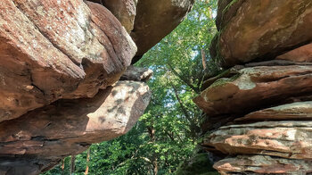 Buntsandsteinfelsen entlang der Wegstrecke zum Felsen Runder Hut