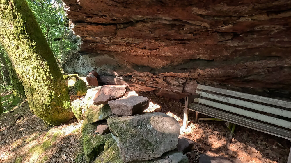 (Felsen) Rastplatz auf dem Weg der Geiersteine Tour (Felsen) Rastplatz auf dem Weg der Geiersteine Tour