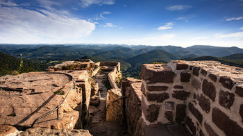 Blick über die Burganlage der Ruine Wegelnburg bei Nothweiler