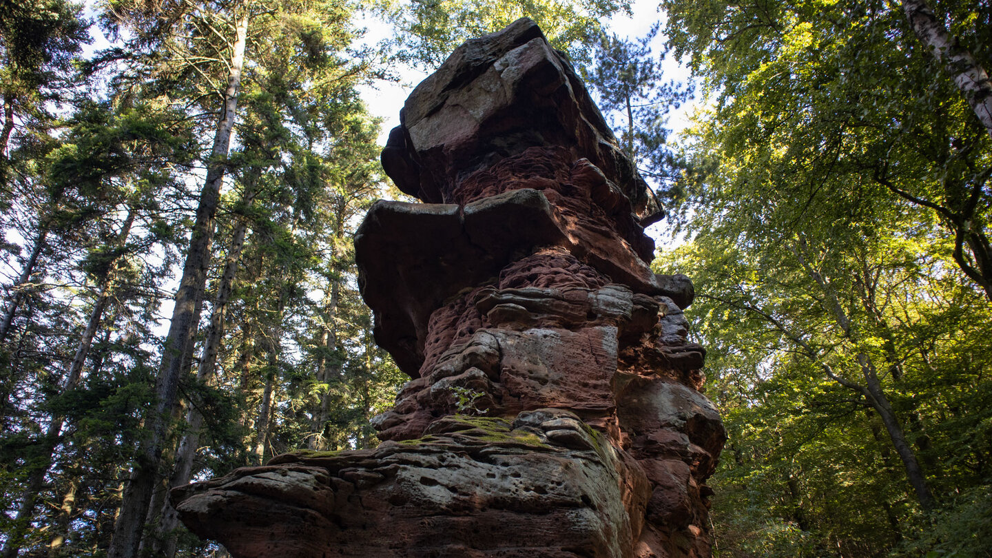 die Felsformation Kaiser-Wilhelm-Turm entlang der Rundwanderung um die Wegelnburg