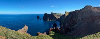 spektakulärer Ausblick auf die Felsküste vom Miradouro da Ponta do Rosto