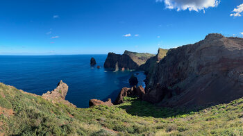 spektakulärer Ausblick auf die Felsküste vom Miradouro da Ponta do Rosto