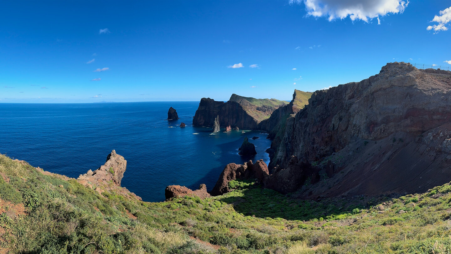 spektakulärer Ausblick auf die Felsküste vom Miradouro da Ponta do Rosto auf Madeira spektakulärer Ausblick auf die Felsküste vom Miradouro da Ponta do Rosto