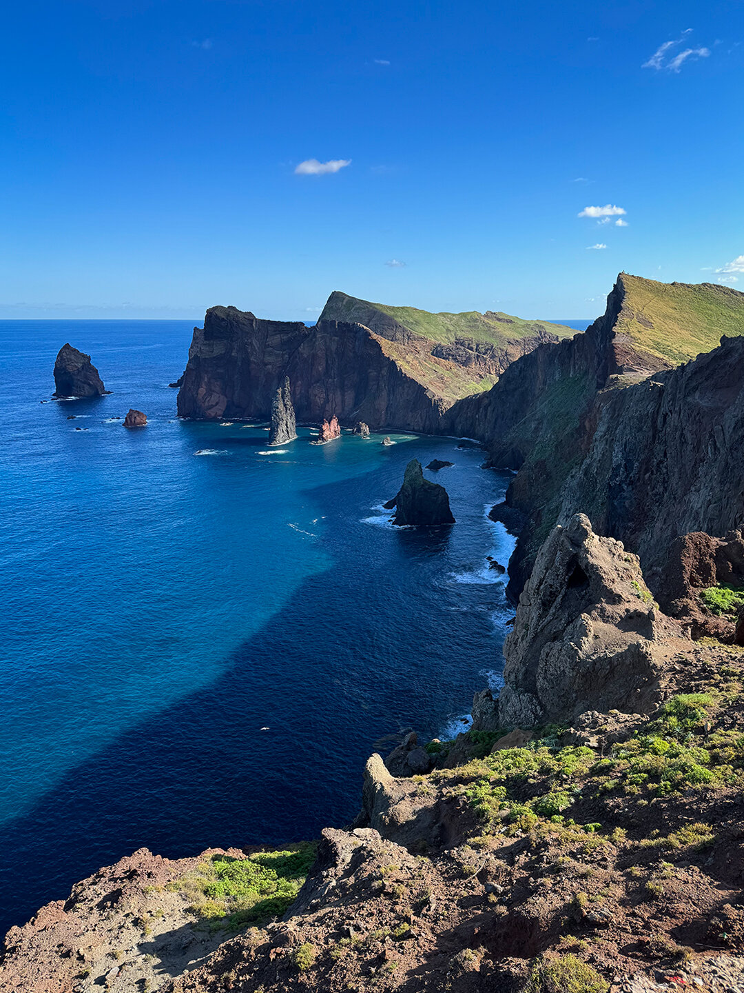 Klippen vor der Steilküste beim Miradouro da Ponta do Rosto auf Madeira Klippen vor der Steilküste beim Miradouro da Ponta do Rosto