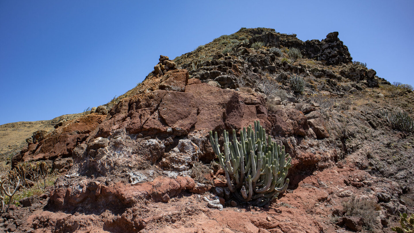 rötlich gefärbte Felsformationen entlang der Wanderroute