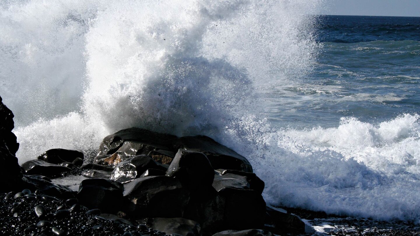 brechende Wellen auf die Felsen bei der Playa del Janubio auf Lanzarote