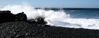 der pechschwarze Strand Playa del Janubio auf Lanzarote bei stürmischer See