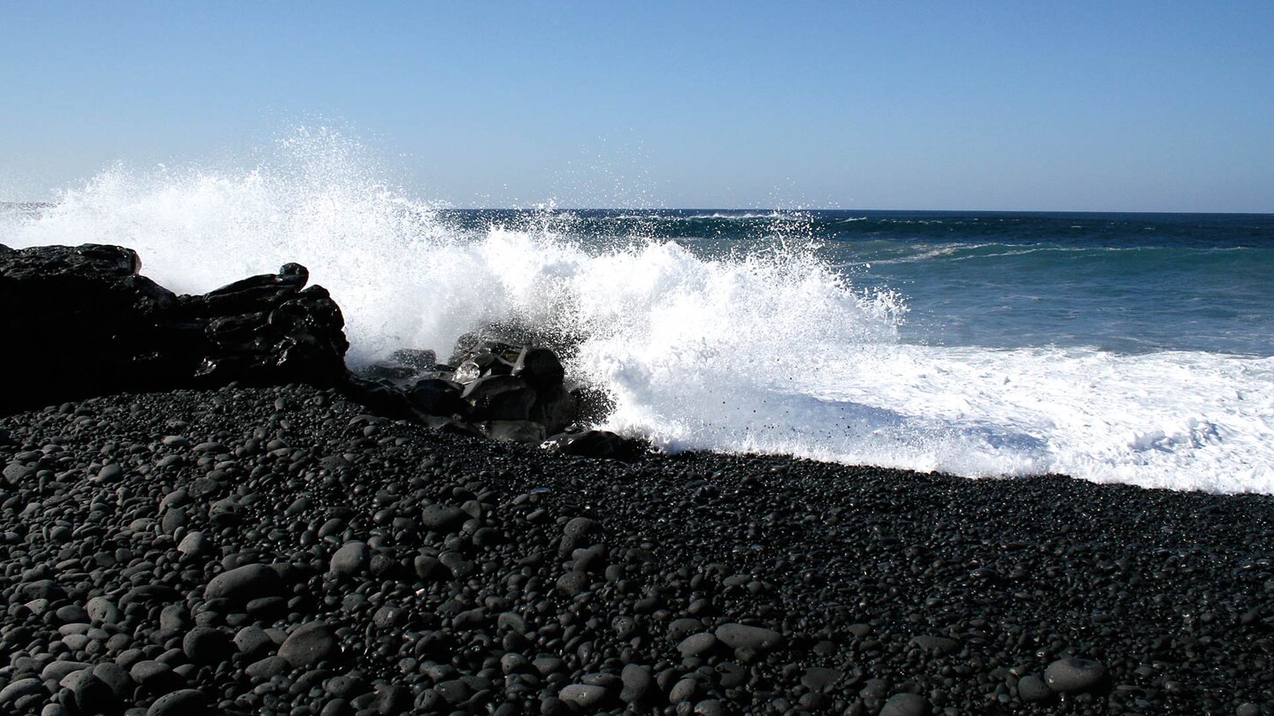 der pechschwarze Strand Playa del Janubio auf Lanzarote bei stürmischer See