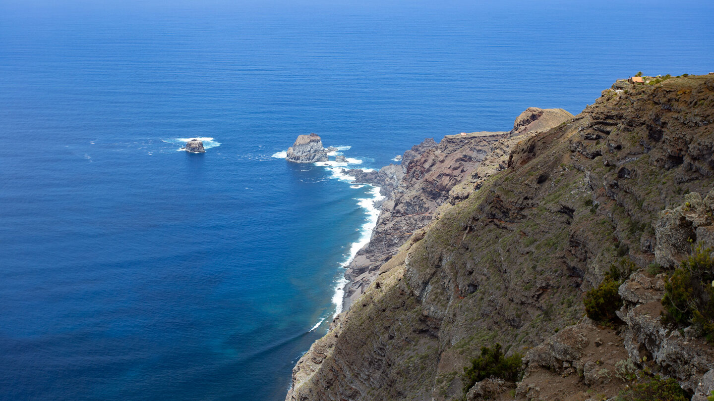 Ausblick auf die im Atlantik vorgelagerten Felseninseln Roques de Salmor Ausblick auf die Felseninseln Roques de Salmor