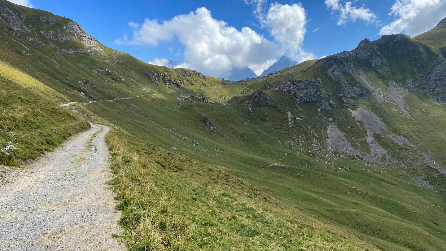auf der Wanderung kommt die Pfälzerhütte in Sicht