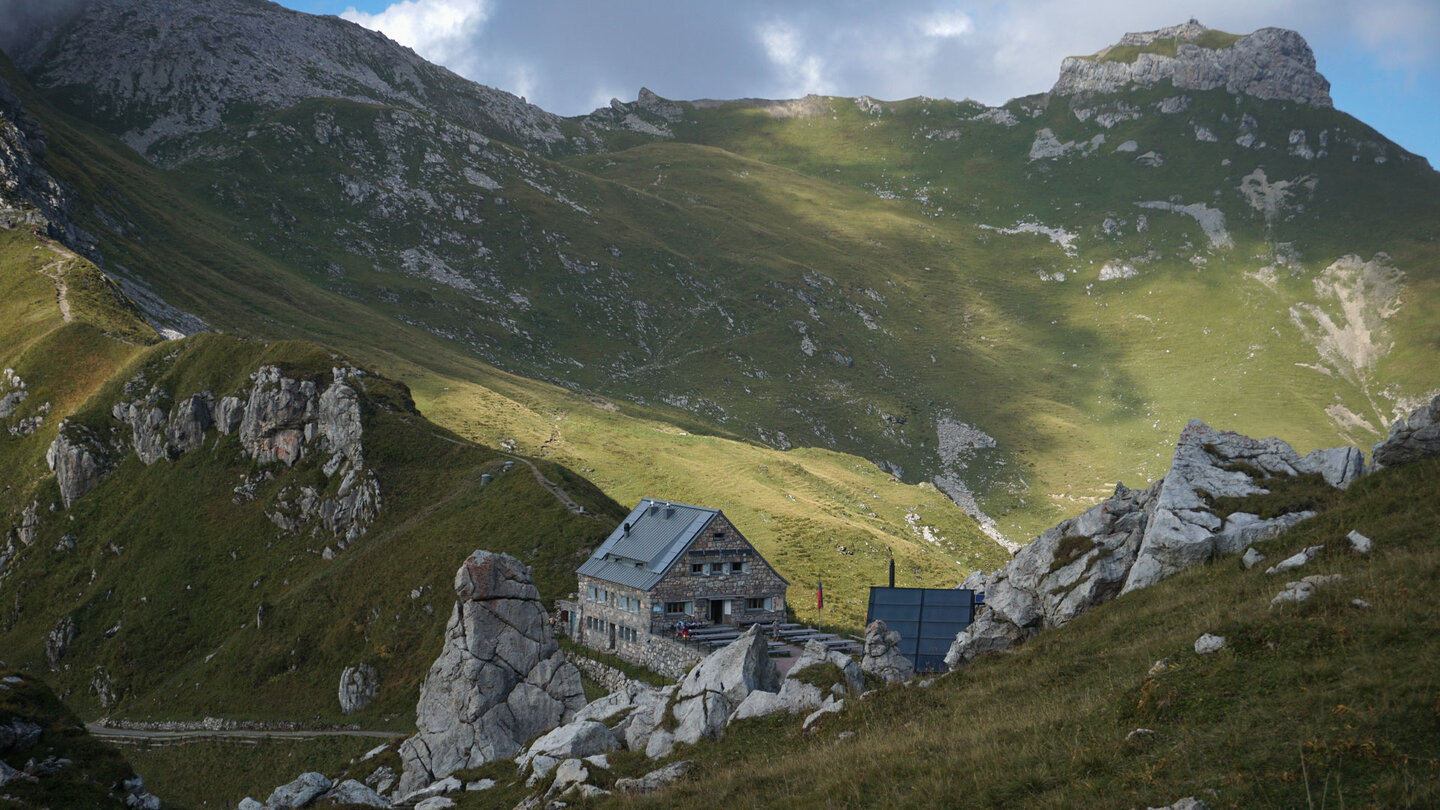 die Pfälzerhütte mit Terrasse umgeben von Gipfeln