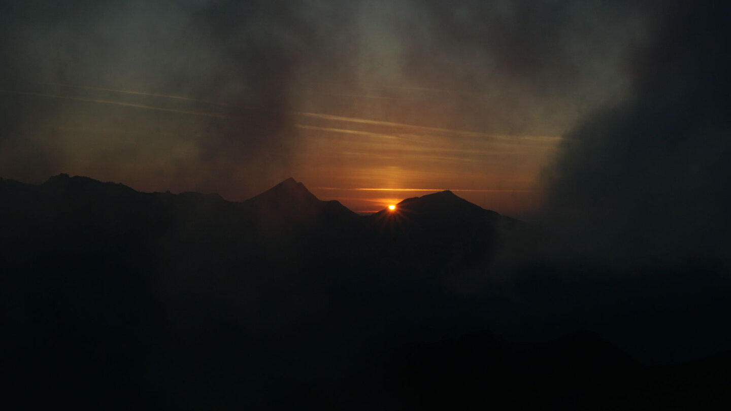 grandioser Sonnenuntergang in den Bergen