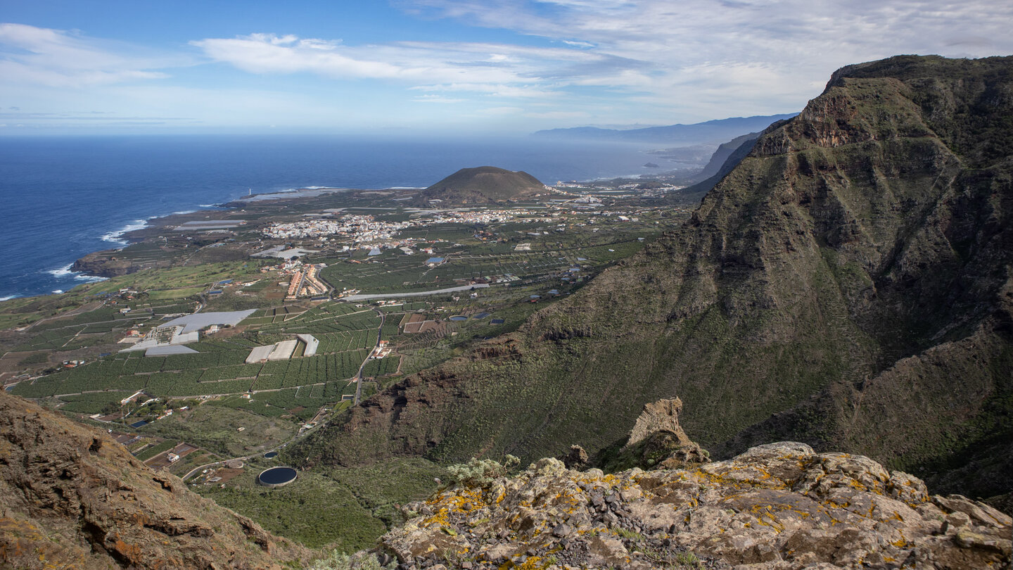 Fernblick am Roque Marrubio über die Küste bei Buenavista del Norte bis zum Anaga-Gebirge