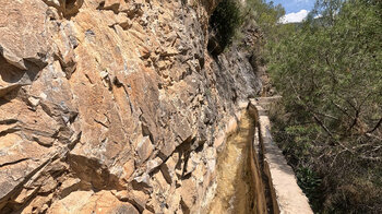 Felswand am Kanal Acequia Lízar
