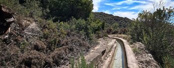 der Bewässerungskanal liegt oberhalb von Frigiliana