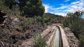 der Bewässerungskanal liegt oberhalb von Frigiliana