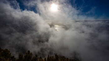 Blick auf die in der Sonne verdunstenden Wolken vom Aussichtspunkt Mirador de la Llanía