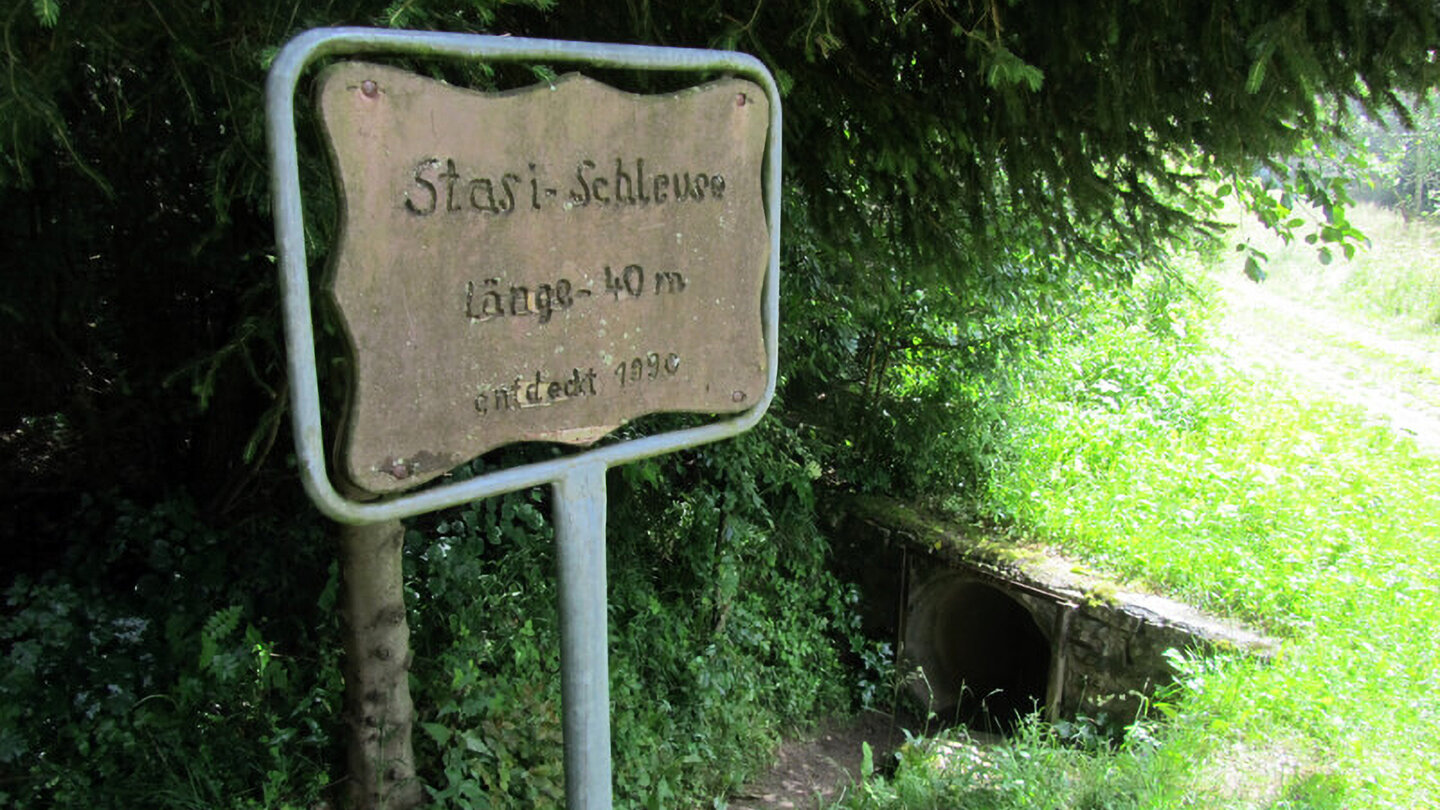 das Hinweisschild an der Stasi-Röhre