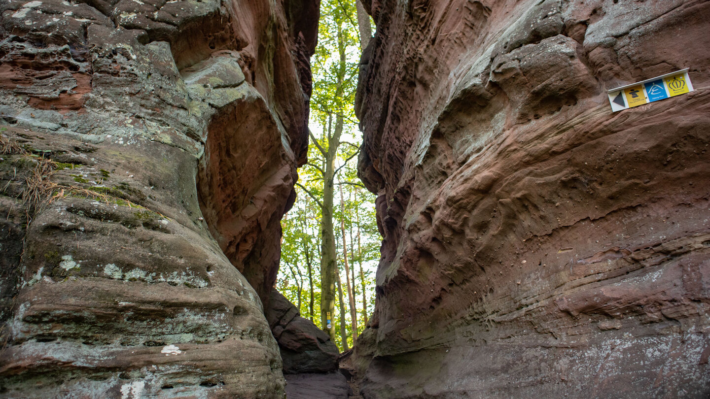Wanderweg durch einen Felsspalt in einer Sansteinformation
