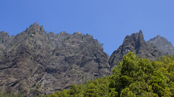 abgerissene Felswände unter der Gipfelkette der Caldera