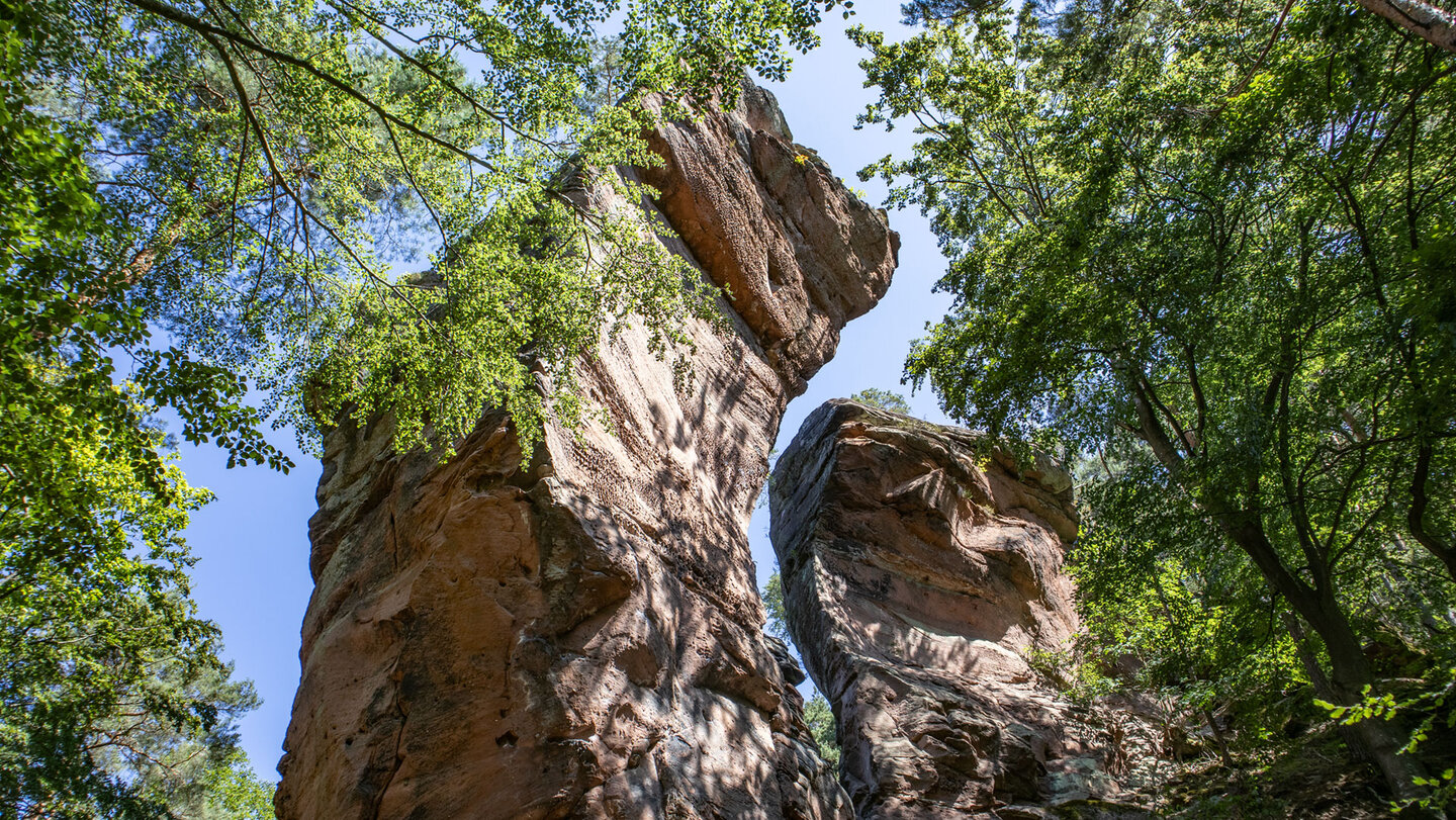 Der Turm des Honigfels neigt sich zur Seite.