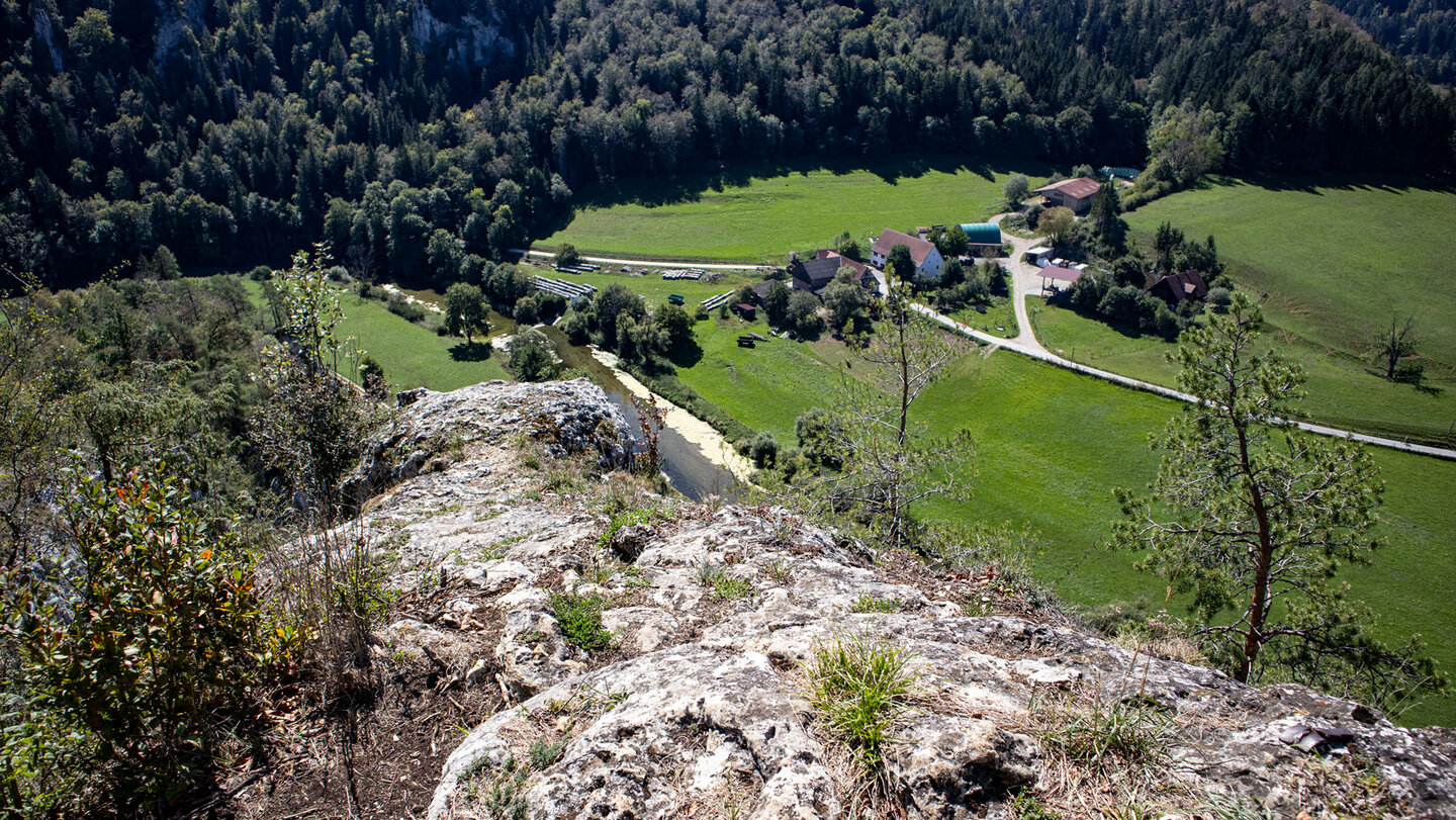 Ziegelhütte mit Gebäuden und Wiesen, vom Felsen des Laibfels aus fotografiert