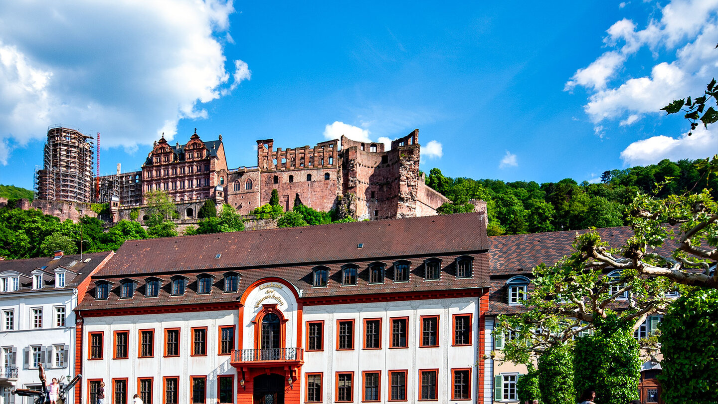 das Großherzogliche Palais auf der Südseite des Karlsplatzes mit dem Heidelberger Schloss Großherzogliches Palais am Karlsplatz mit Heidelberger Schloss