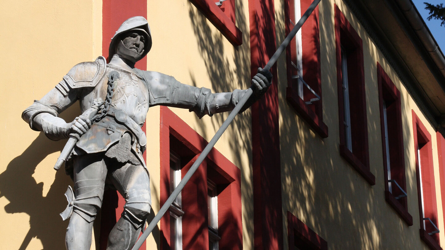 Ritterstatue am Gebäude der Kulturbrauerei in Heidelberg Ritterstatue an der Kulturbrauerei in Heidelberg