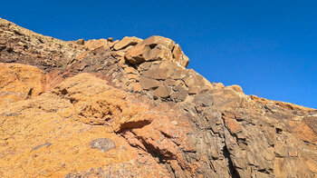 Felsen am Wanderweg im Ajaches-Gebirge
