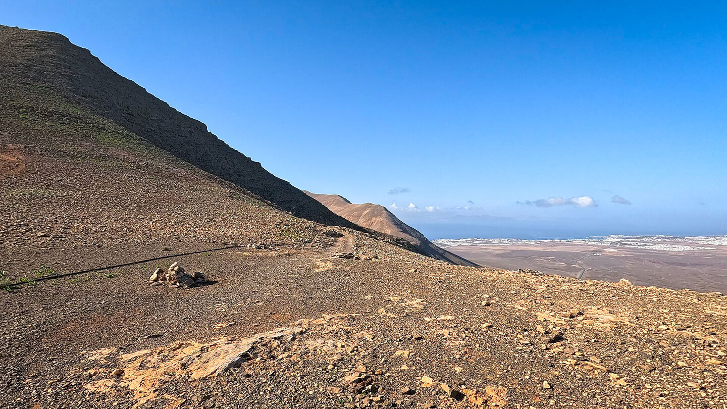 Blick von der Degollada de Carlos auf Playa Blanca