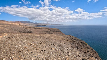 Blick entlang der Küste auf Playa Quemada, Puerto Calero und Puerto del Carmen