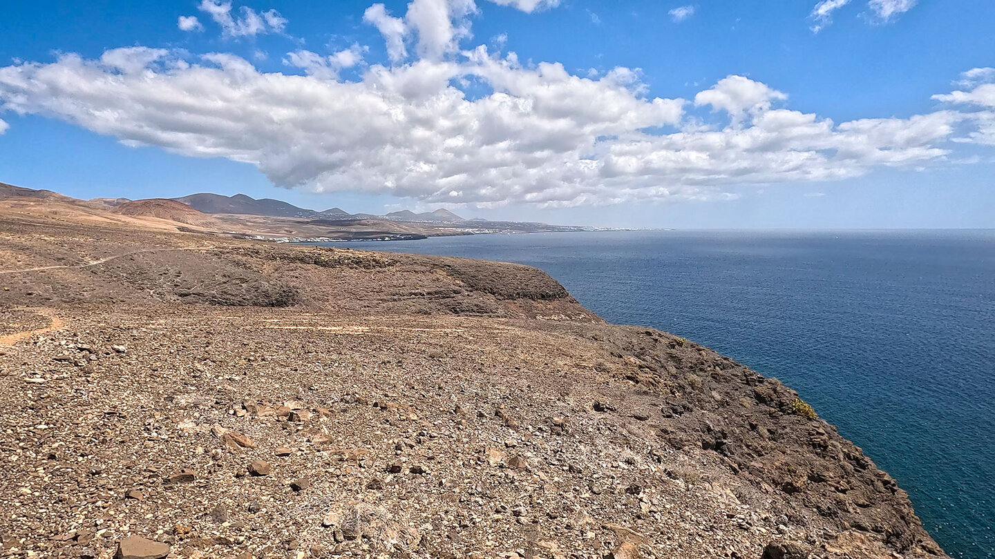 Blick entlang der Küste auf Playa Quemada, Puerto Calero und Puerto del Carmen
