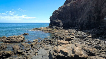 steile Klippen an der Playa del Parrado