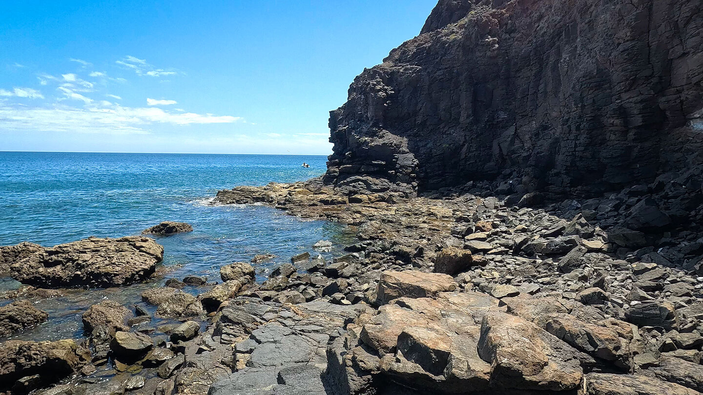 steile Klippen an der Playa del Parrado