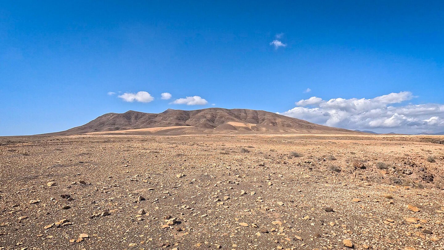 Blick von der Küste aufs Ajaches-Massiv