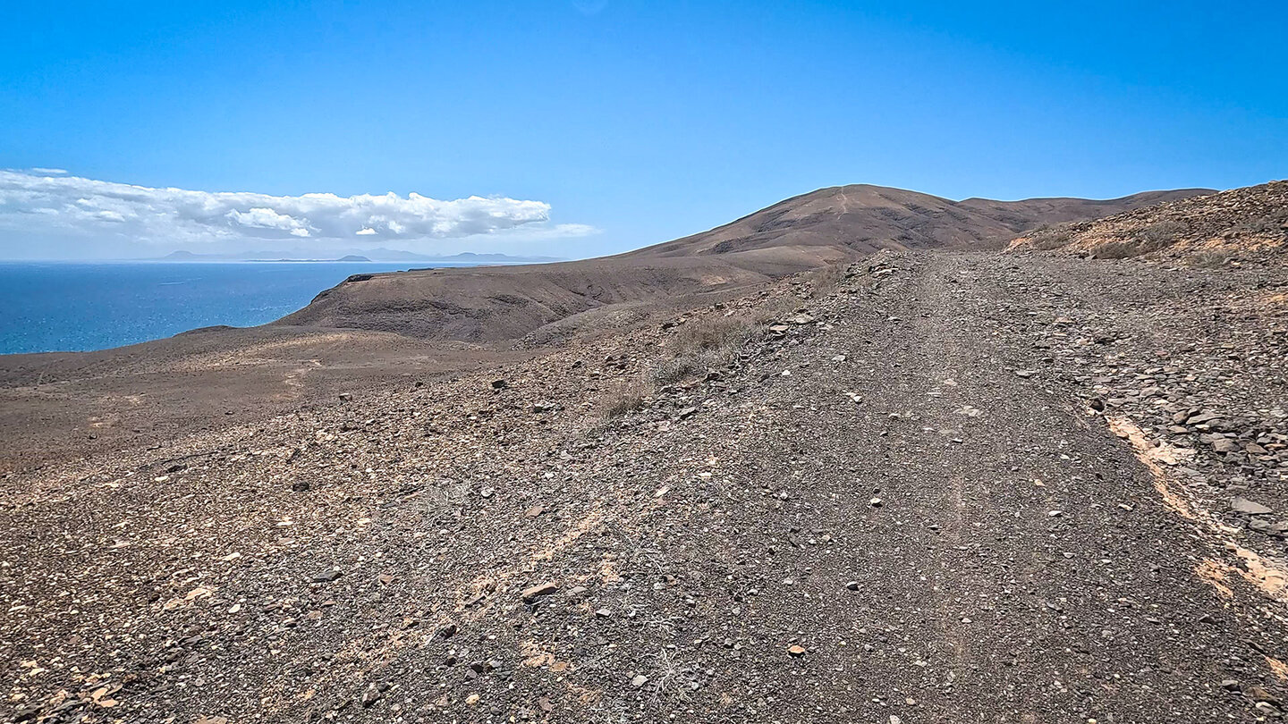 Wandern mit Blick auf Los Lobos und Fuerteventura