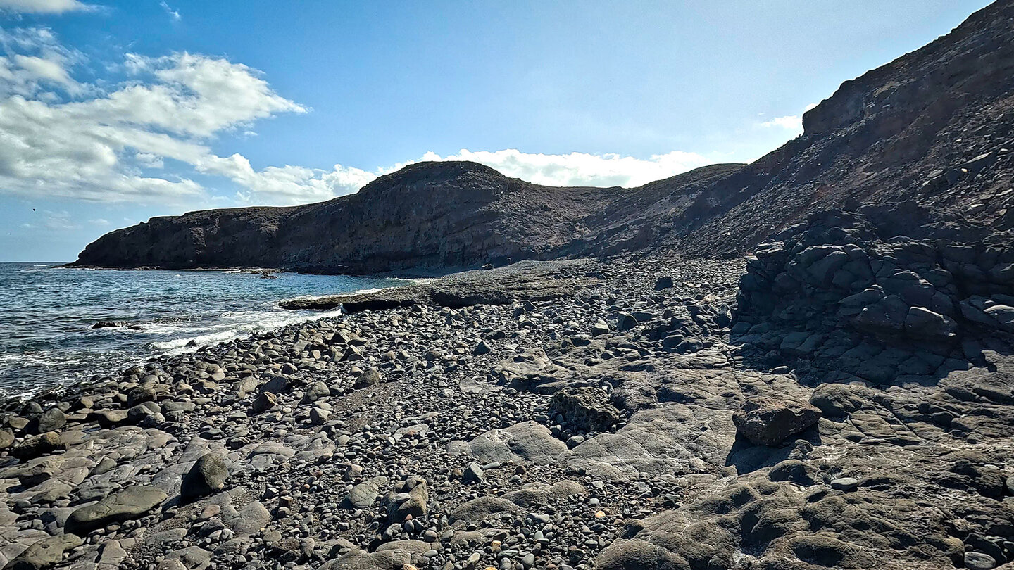 wilder Steinstrand entlang der Küstenwanderung