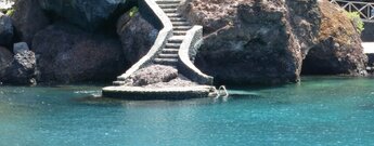 Sonnenterrassen in der Badebucht Charco del Tamaduste auf El Hierro